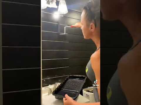 Ideas for Creating an Accent Wall in a Small Bathroom